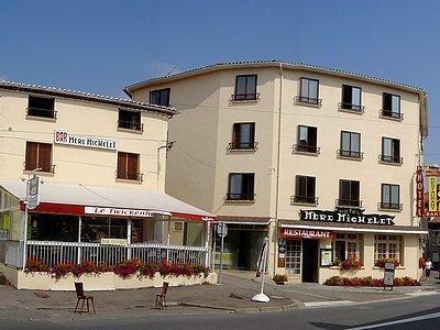 Hotel De La Mere Michelet Confolens Dış mekan fotoğraf